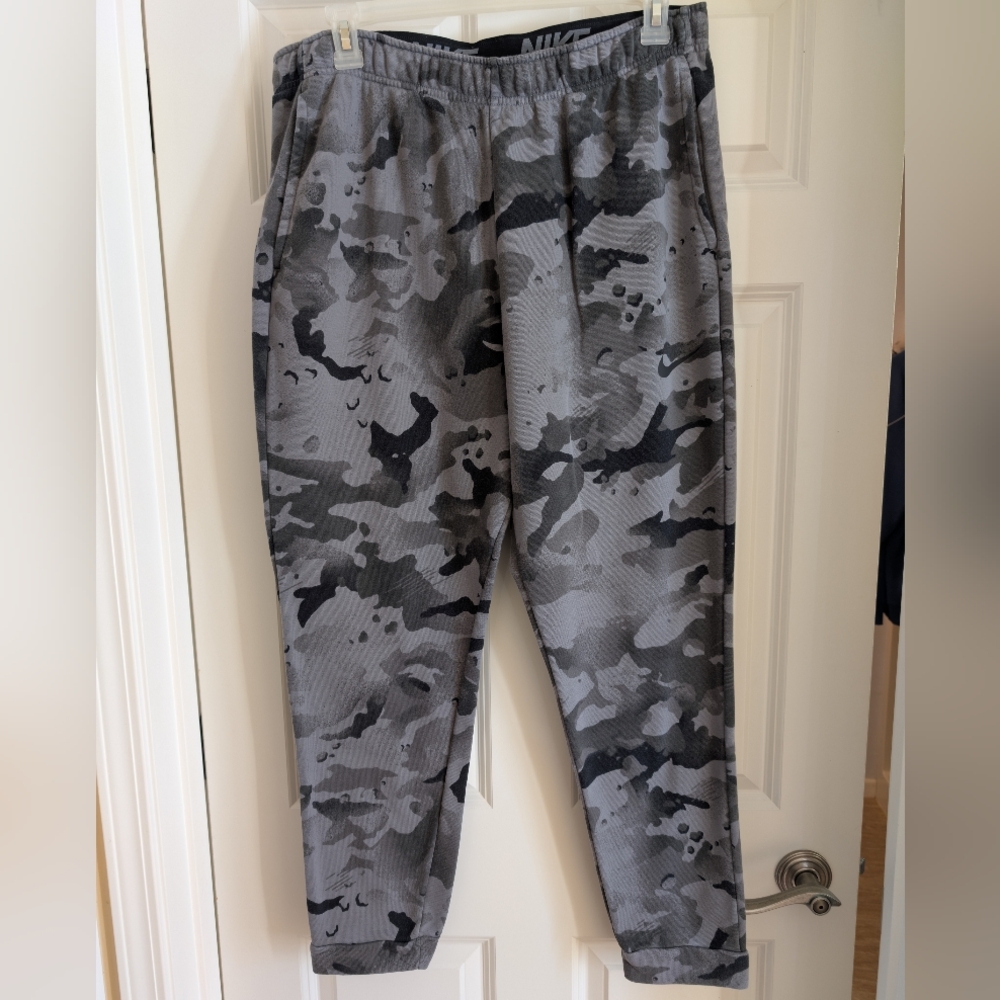 Nike Men's Black and Gray Camo Joggers
